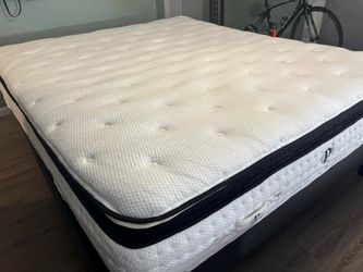 Like New Plushbed Natural Late Hybrid Pillow Top Queen