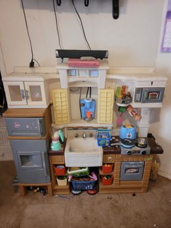 Toy kitchen $100
