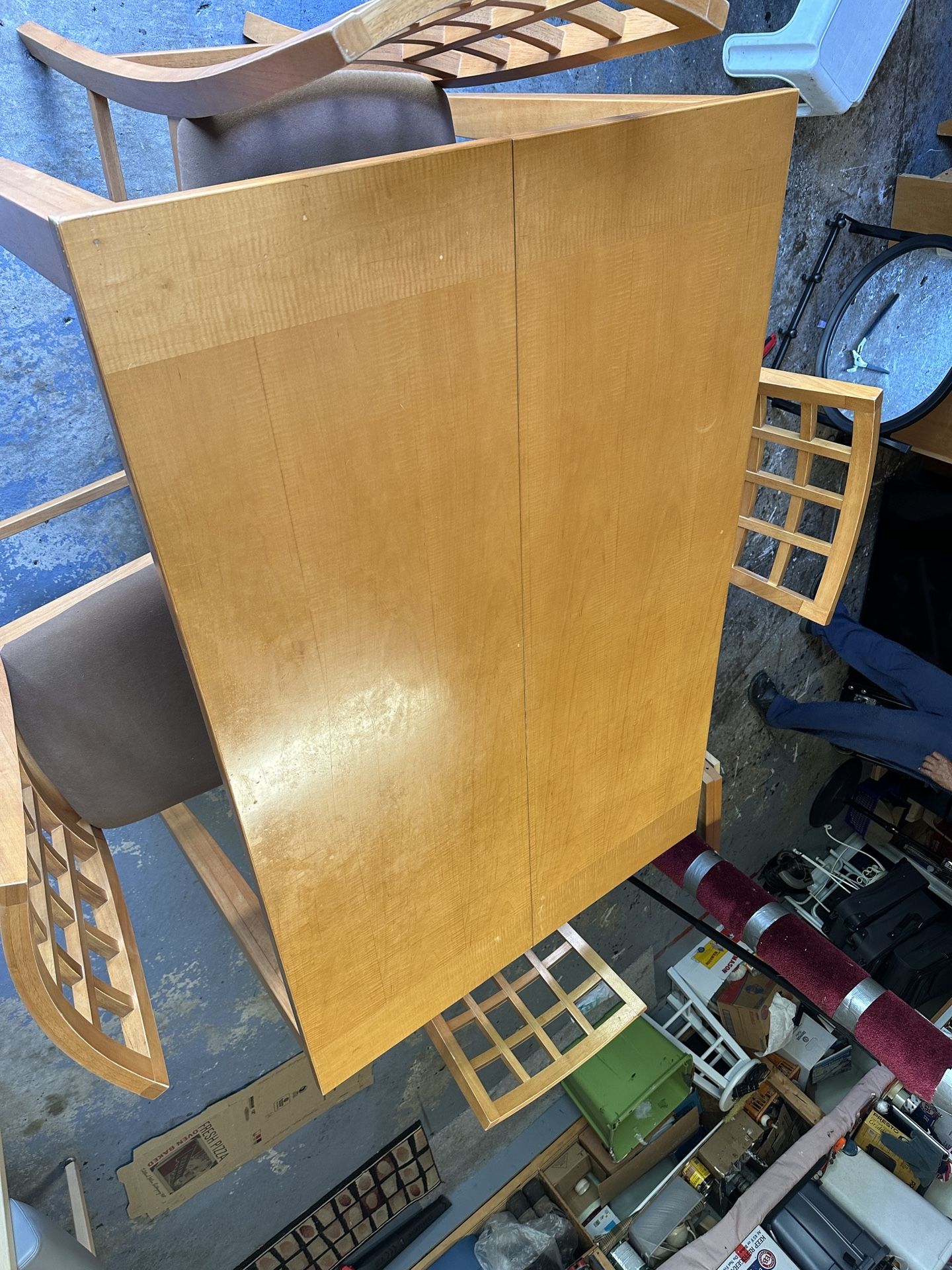 wooden dinning table with 4 chairs bo stain no damage no rip