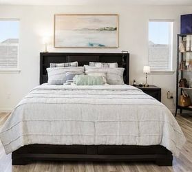 King bed with drawers