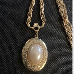 Pearl Locket Faux New 28”