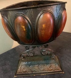 Vintage-Style Decorative Bowl on Stand