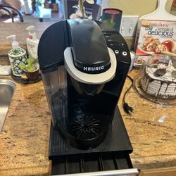 Keurig Coffee Maker with its k cups organizer 