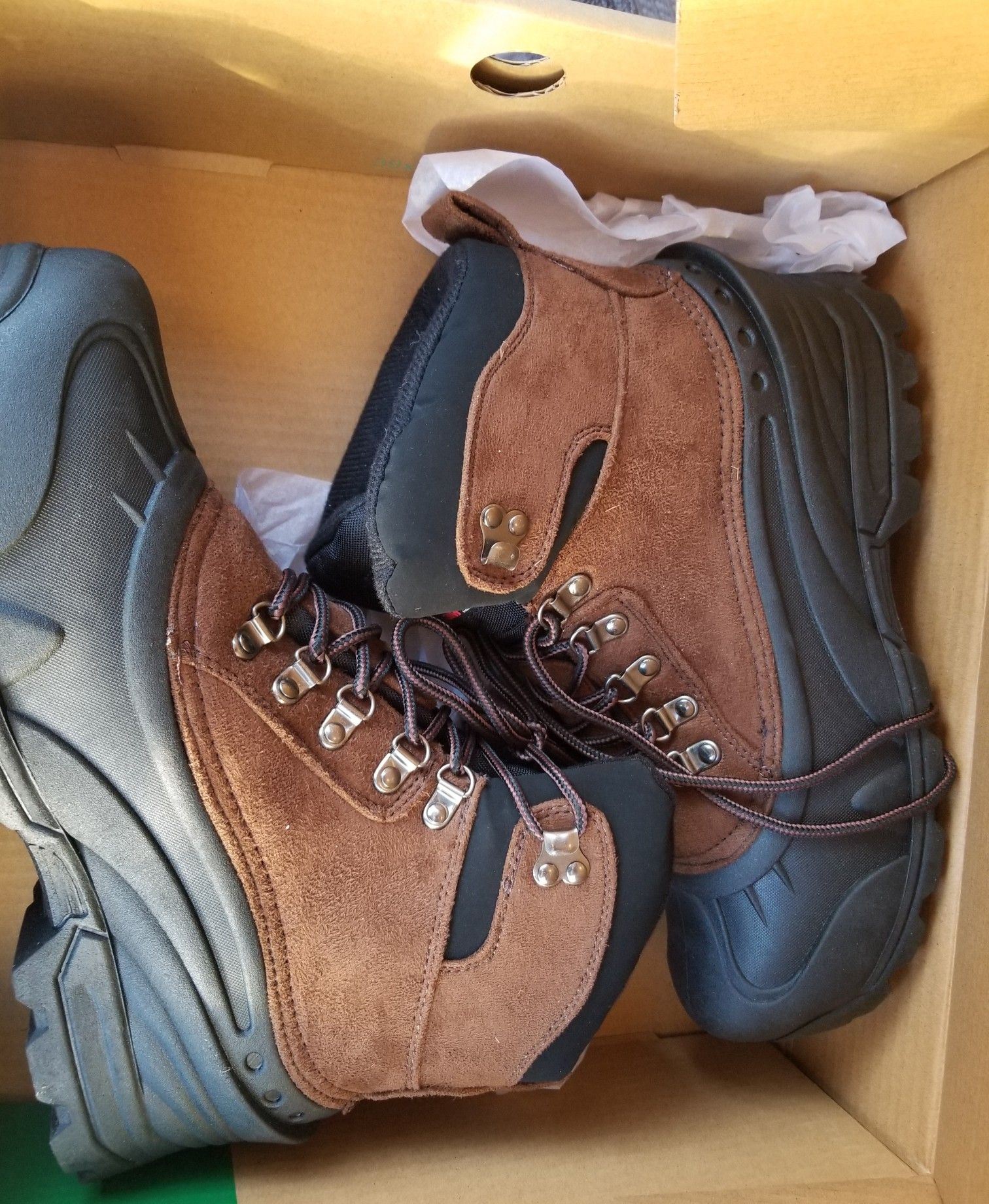 Mens size 9 Snow boots