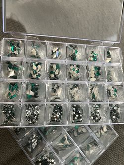 Green Rhinestones / nail technician
