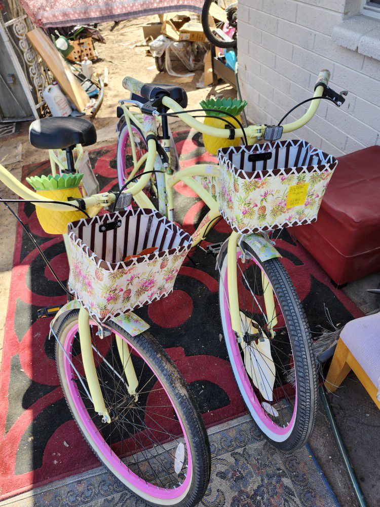  NEW  2  BIKES  NEVER USED  BEACH CROZER  26INCH  3 SPEED  WORK PERFECT EVERYTHING IS GOOD 