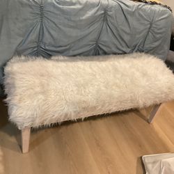 A Beautiful White, In Good Conditions, Ottoman For The Foot Of Your Bed (NO SHIPPING)
