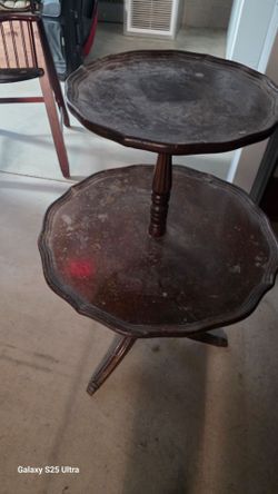 Tier Wood Table