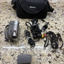 Canon ELURA 100 Digital Video Camcorder 20X Opt 800X Dig Zoom 