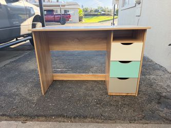 Modern desk with 3 drawers
