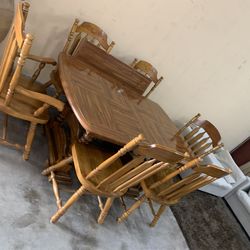 Dinnig table 6 chairs