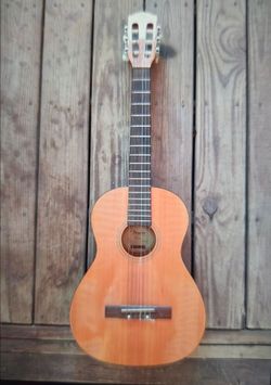 Fender 3/4 classical nylon string acoustic guitar in excellent condition, plays and sounds great