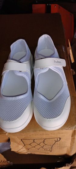 Woman's water shoes size 7