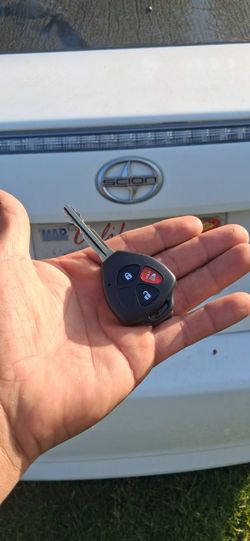 Car Keys And Remotes  / Llaves De Carro Y Controlles