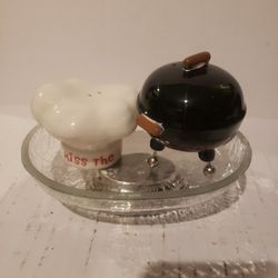 Vintage  Salt & Pepper Shakers  Ceramic Chef Hat & BBQ Pit "Kiss  the Cook"  W6