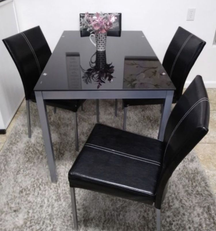 Dining Room Set/ Table And 4 Chairs