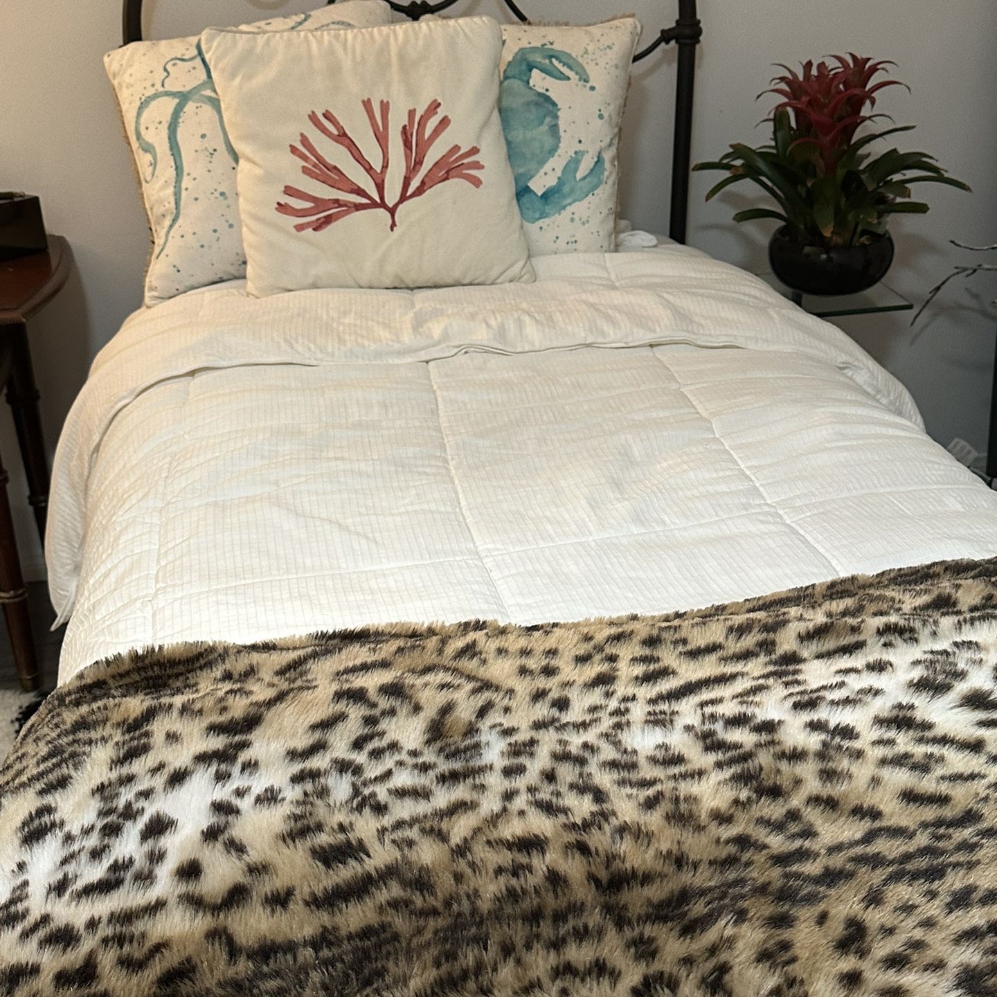 Twin Bed Inclusive Frame, Mattress, Sheets, Comforter 
