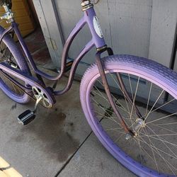 SCHWINN. Beach Cruiser.      26"tires 