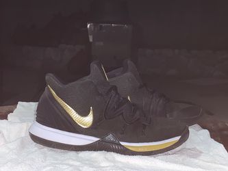 Kyrie 5 black n gold Youth size 4.5