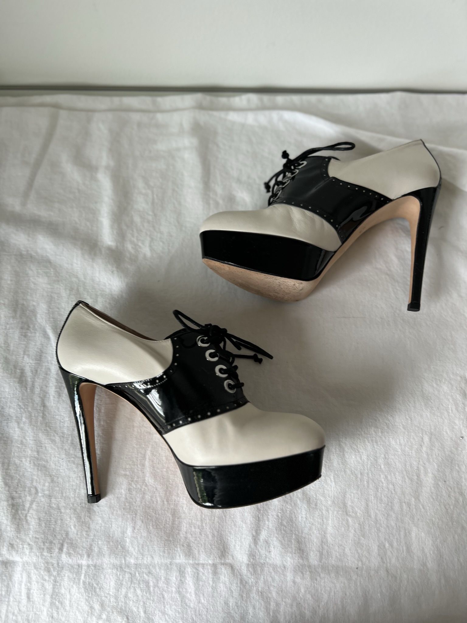 Must GO! Send Best OFFER! Beautiful Stuart Weitzman Platform Stiletto Black/White Lace Up Booties! Size 9