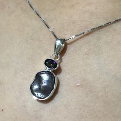 Baroque pearl pendant