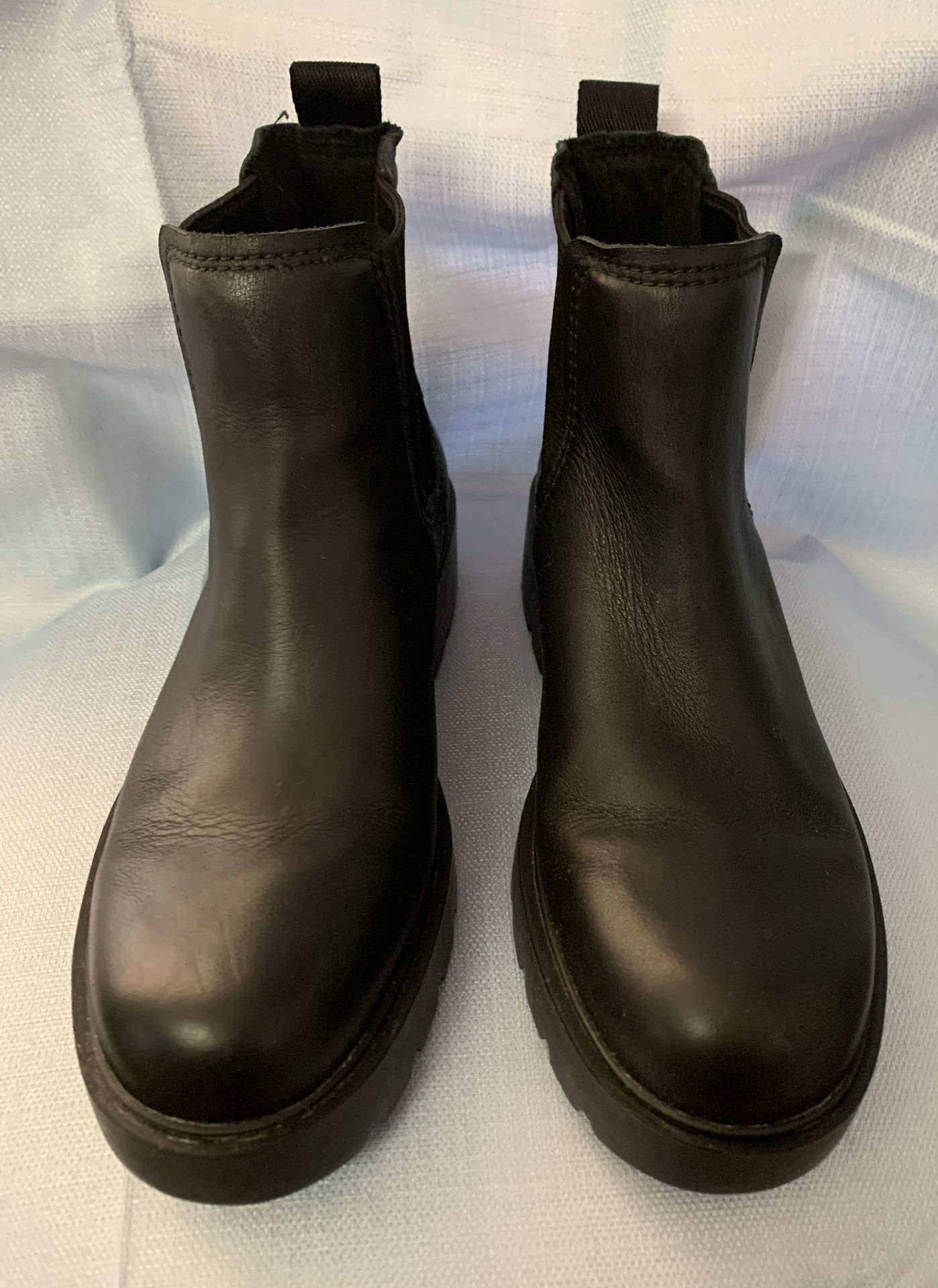 Ugg Markstrum size 8 *LIKE NEW*