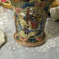 Vintage Chinese Rose Medallion Motif Porcelain Hand Painted Planter Pot Vase with Gold Accents