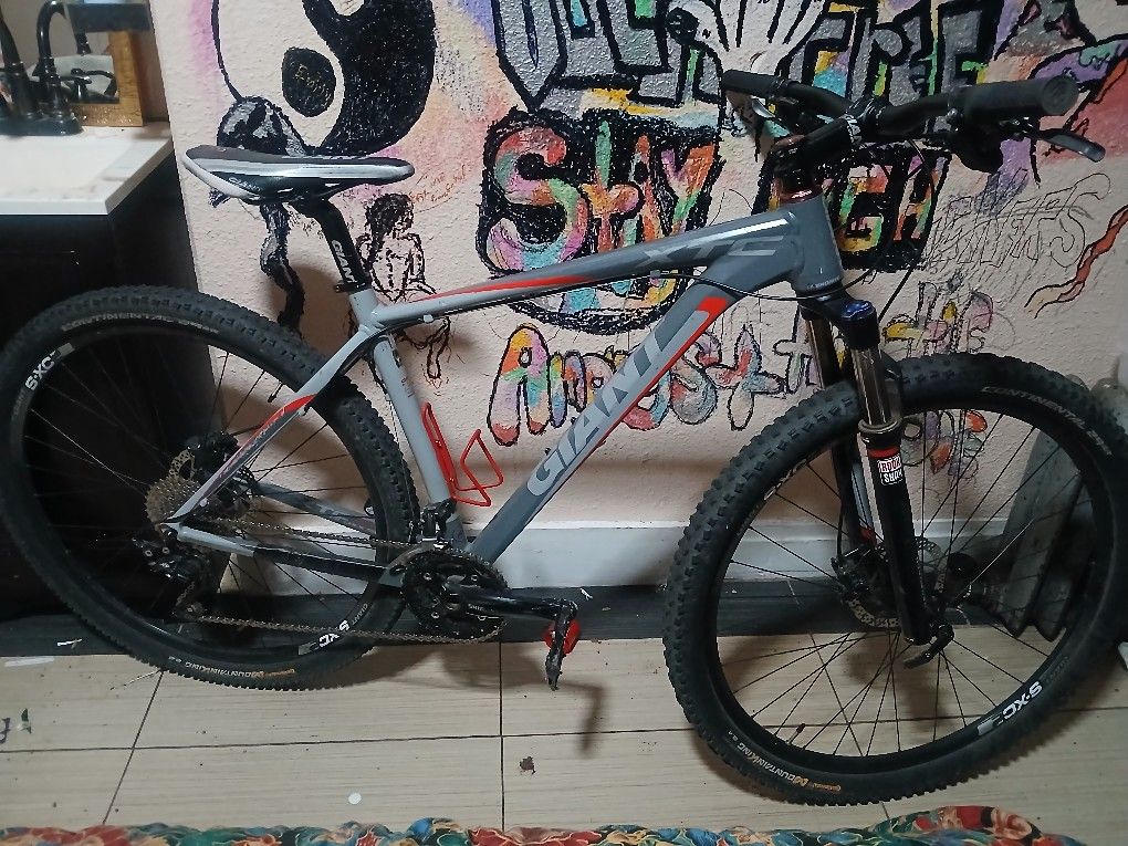 GIANT XTC Hard Tail Mountain Bike