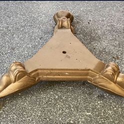  Gold finish cast iron claw foot lamp stand
