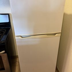 Vissani Top Freezer Refrigerator – Works Great