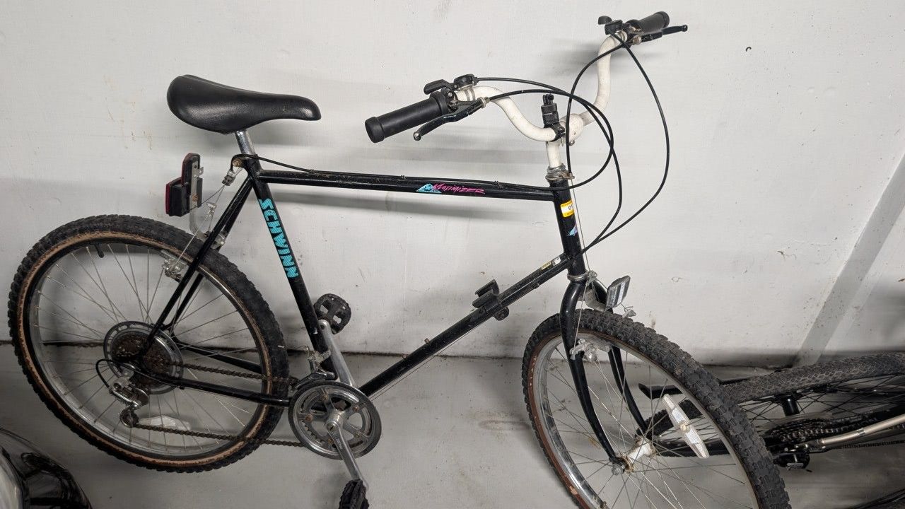 Black Vintage Schwinn Maximizer 24" Wheels