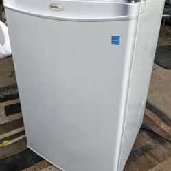 DANBY Mini fridge (33x20x20) inches