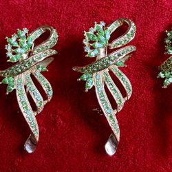 GREEN RHINESTONES GOLD TONE BOW RIBBON PIN BROOCH ** Good Quality CHRISTMAS GIFT