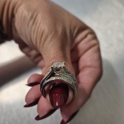 Woman Wedding Ring With Rhinestones 10K Gold Size 7