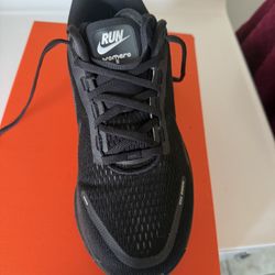 NIKE    Brand New  I Pay $$.   165 At Macys. Size 9