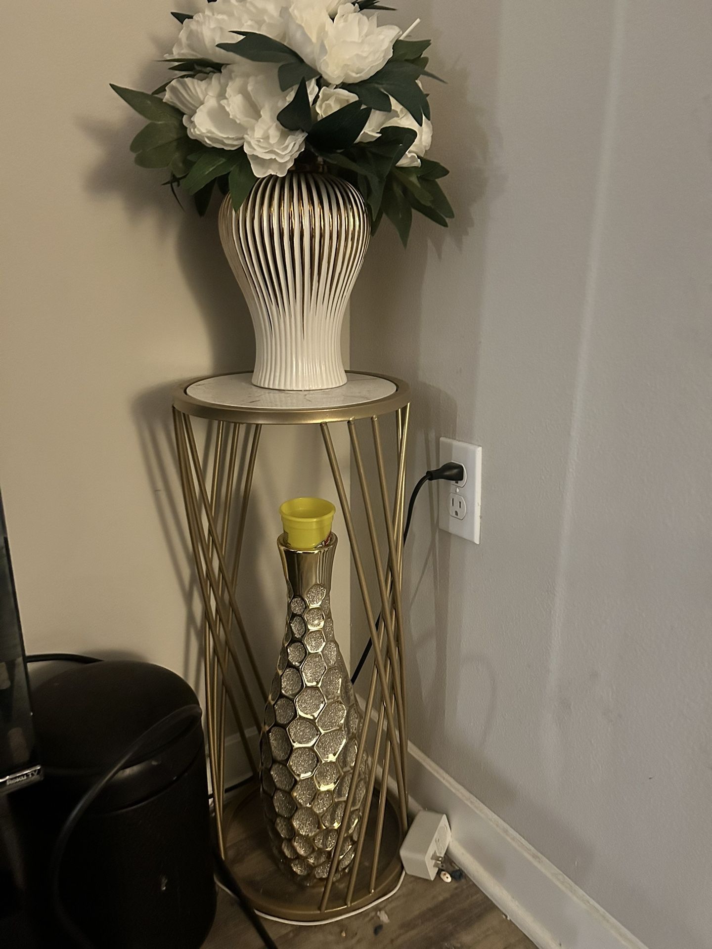 Corner Table / Flower Vase / Decore