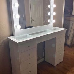 Vanity Set Included Bulbs 💡 