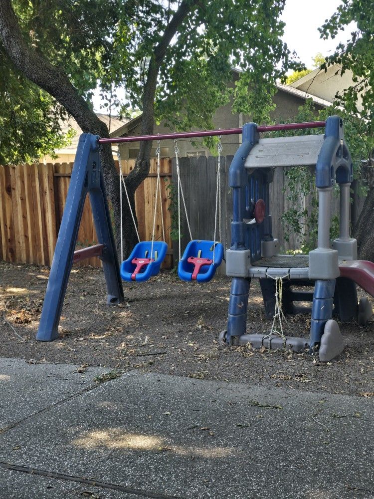 Kid's Playground Swing Set
