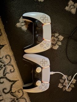 PS5 DualSense Controllers – Lot of 2