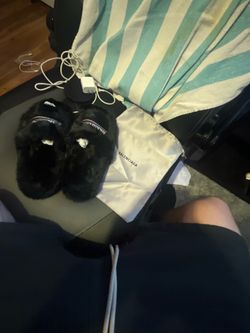 Men’s 44, black Balenciaga slides
