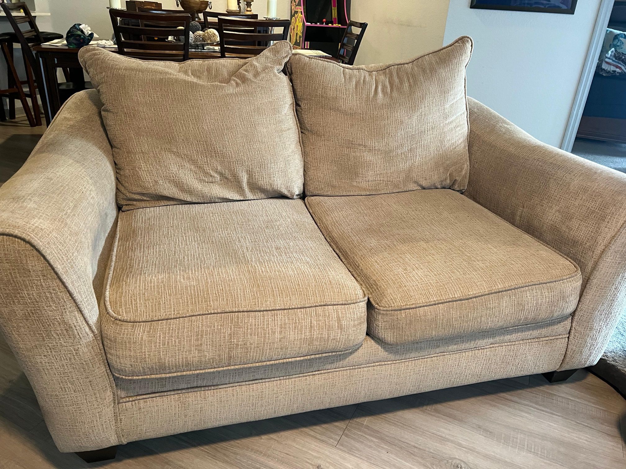 Sofa beige de 2 puestos / Beige 2-seater sofa