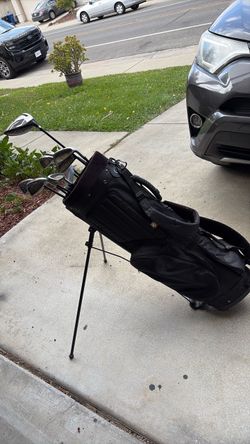 Junior, complete golf club set excellent condition nice driver, beautiful putter with nice super light bag very good condition. All the accessory is i