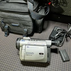Panasonic PV-DV200D MiniDV Camcorder Camera