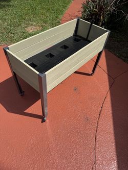 Cedarcraft Elevated Self Watering Planter