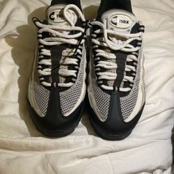 whiteblkgrey airmaxs sz 6.5