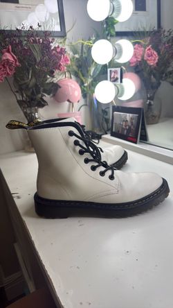 Dr. Martens LUANA boots