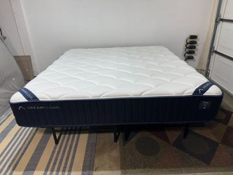 LIKE NEW! DreamCloud Hybrid King Mattress - Delivery Available