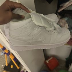Air Jordan 1 Mids Triple White