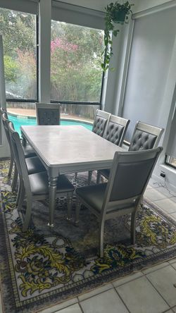 Dining room table with 8 chairs 9 pice