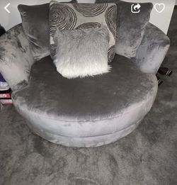Swivel chair with pillows